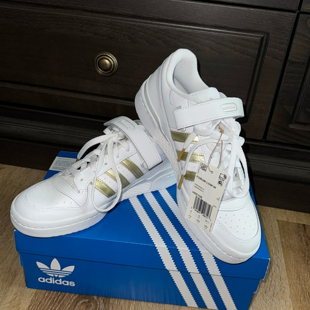 ❌SOLD❌Adidas shoes 🆕, size 7.5, with a box